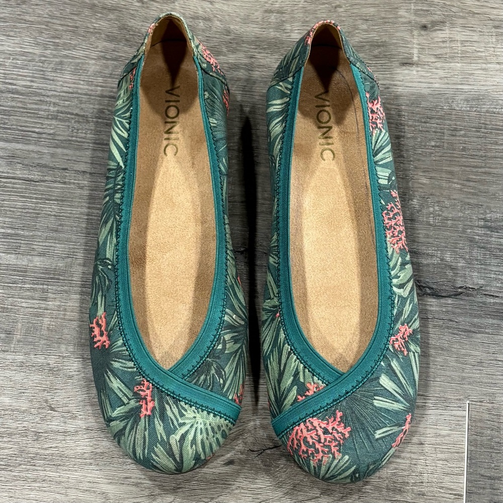 Rare Vionic Display Carrol Flats “Tropical Print”, size 7, GUC